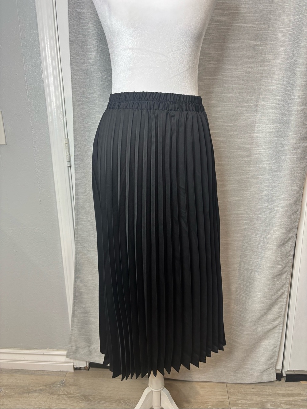Classic Black Pleated Midi Skirt with Elastic Waist - Picture 1 of 6
